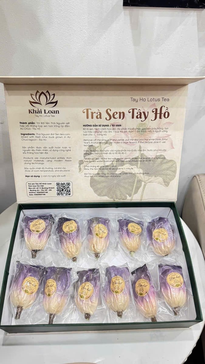 Hộp trà sen Tây Hồ mở nắp, bên trong xếp từng bông trà sen