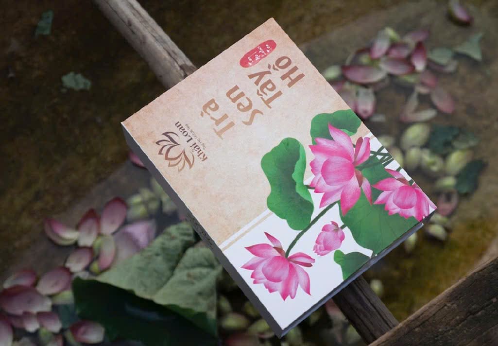 Hộp trà sen Tây Hồ đặt trên mặt nước giữa cánh sen rơi